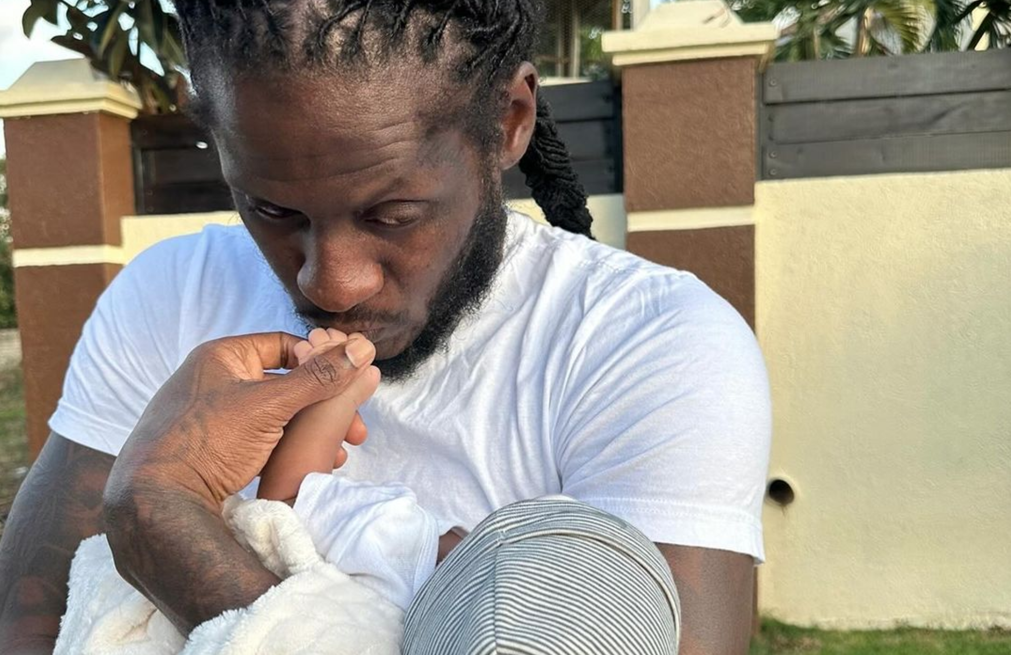 PHOTO Aidonia gets Cozy With his New Born featured image