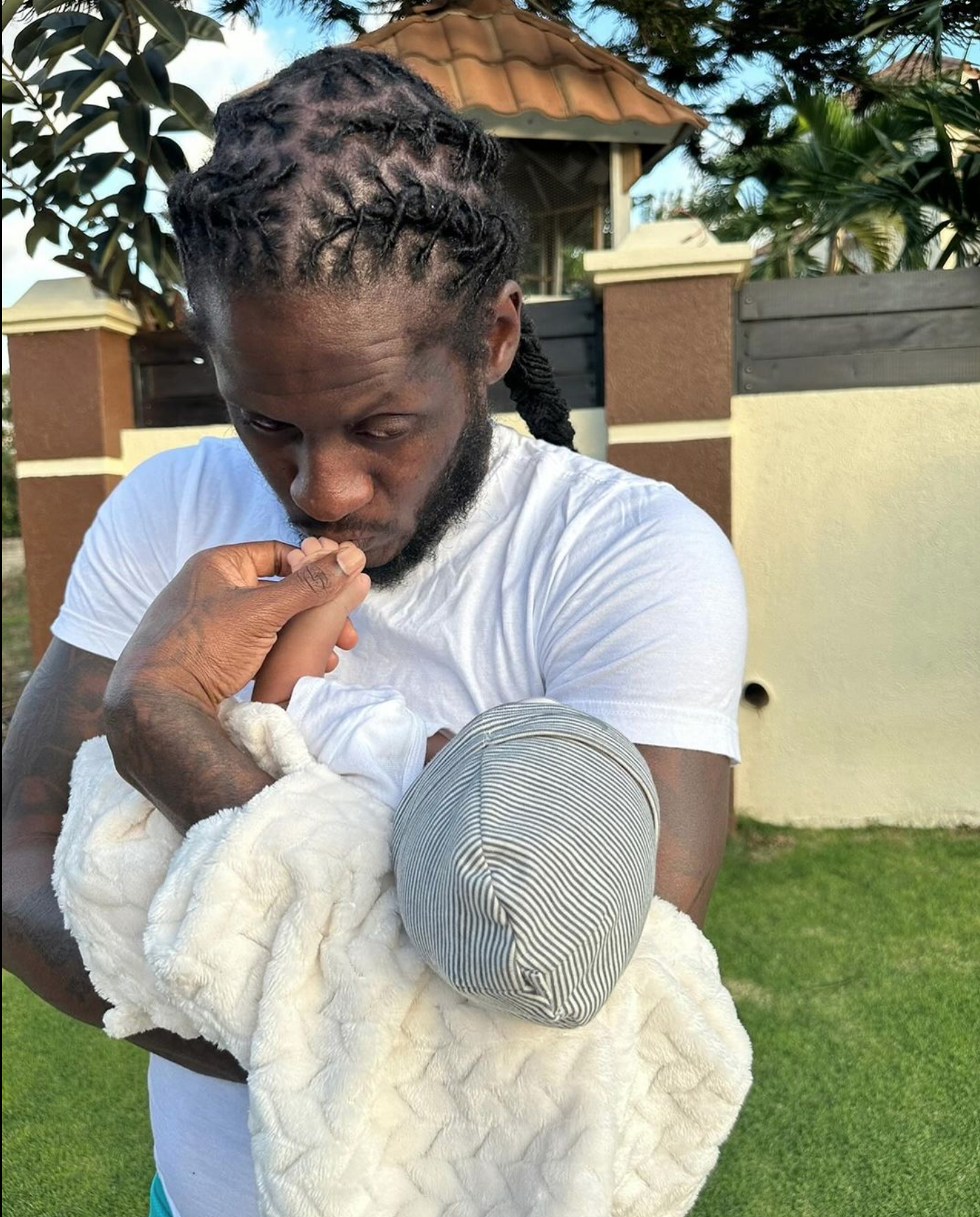 PHOTO Aidonia gets Cozy With his New Born